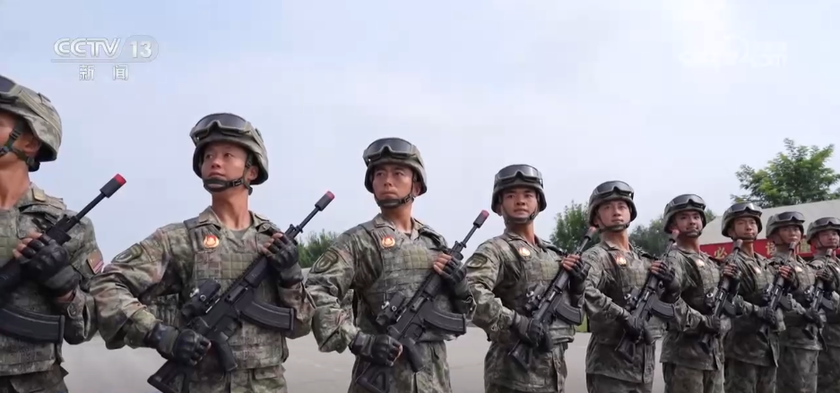探访阅兵训练场 | 男女混编 这支方队成为训练场上一道独特且亮丽的风景线