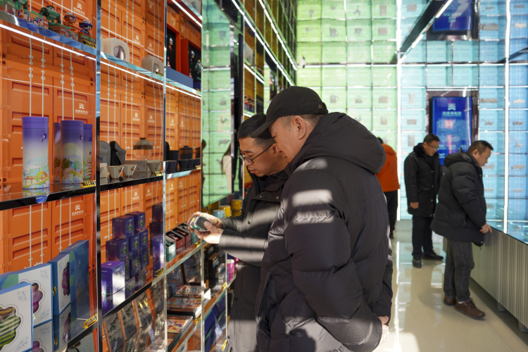 何以中国丨古今交融尽显魅力 老街新景再绽“繁花”