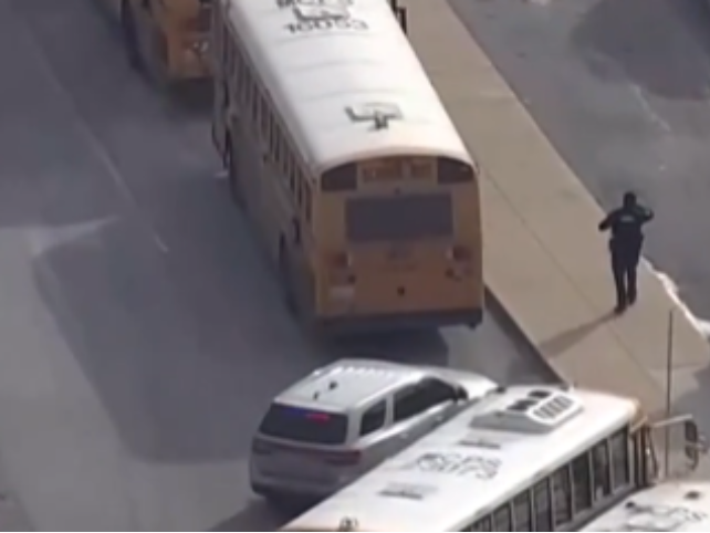 美国发生高中枪击案 家长怒问：还要等到何时？