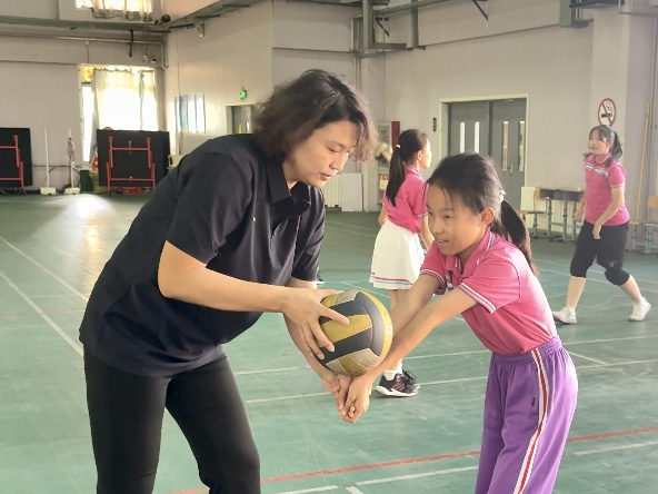 燃动排球梦！天津女排退役名将走进育婴里小学 传承女排精神_fororder_退役运动员柳春莹对育婴里小学排球运动员进行指导