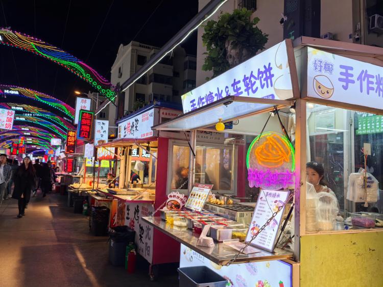 台胞夜游青岛濠洼步行街 赞青岛人可爱又诚信（组图）（两岸关系）_fororder_5