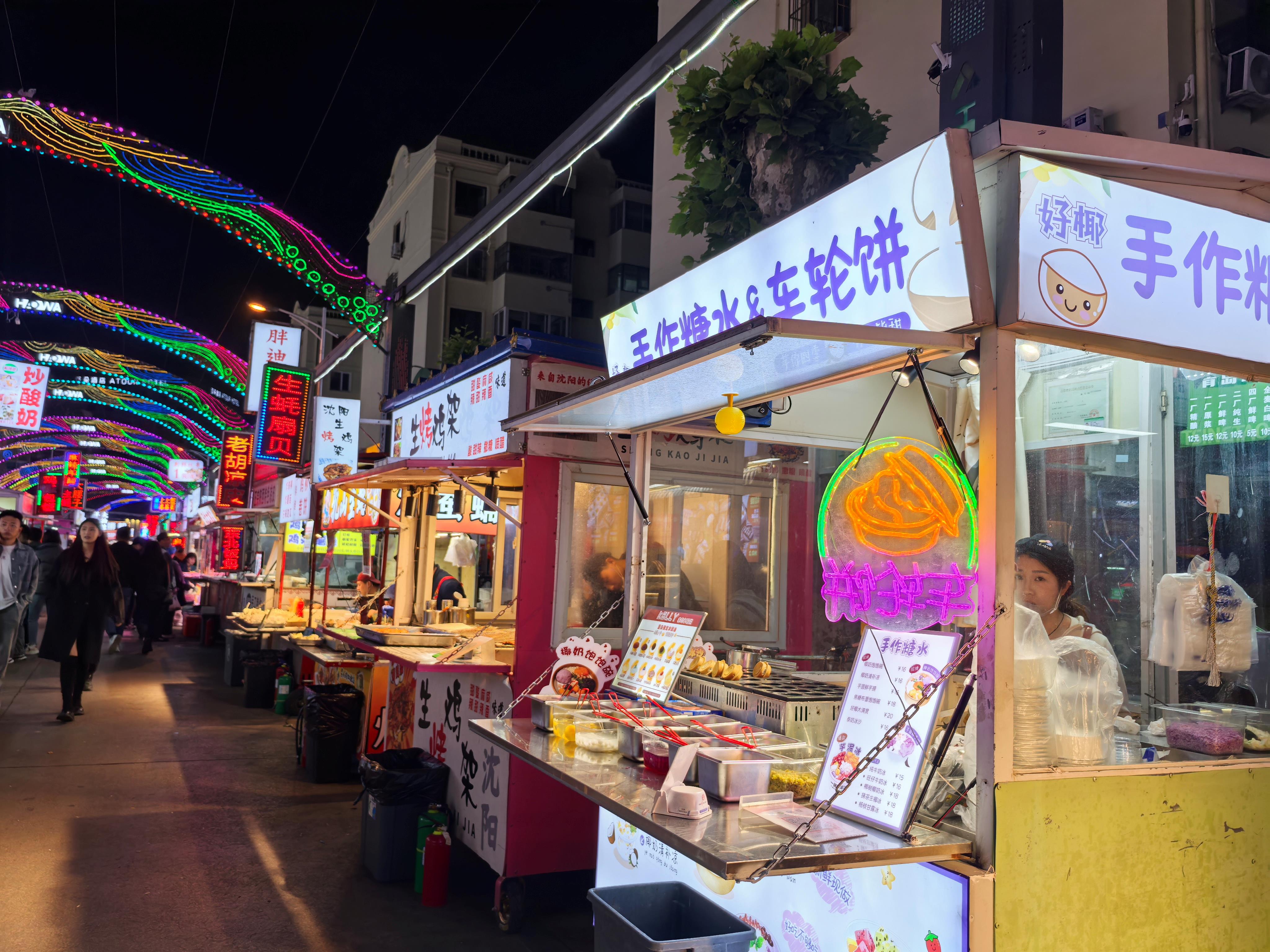 台胞夜游青岛濠洼步行街 赞青岛人可爱又诚信（组图）（两岸关系）_fororder_5