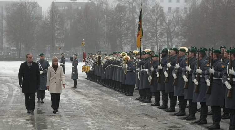 欧盟高官与德国防长举行会谈 称格陵兰岛“受到保护”