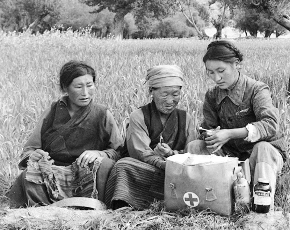 致敬60年！影像记录西藏自治区发展变化_fororder_22农民治疗