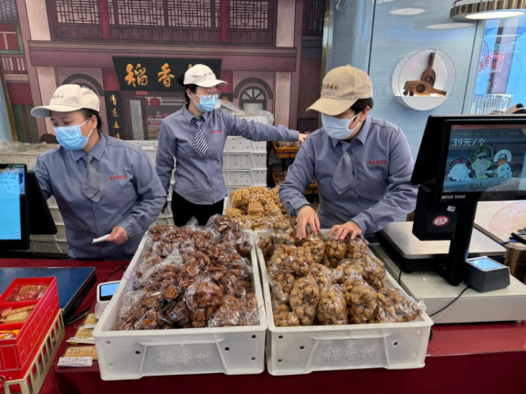 新春走基层·一线直击|打卡北京隆福寺：一篮年货 喜乐相伴