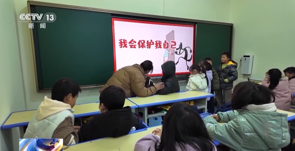 “楼上住，楼下上班！”这里的脱贫户可以家门口就业→
