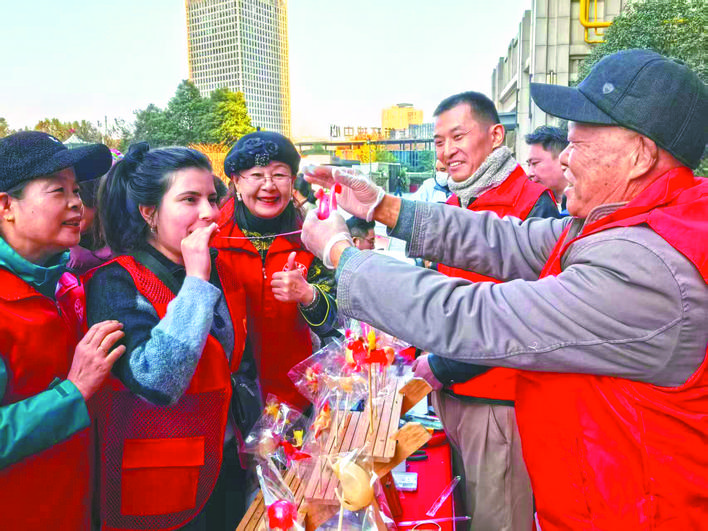 留学生“红马甲”体验非遗