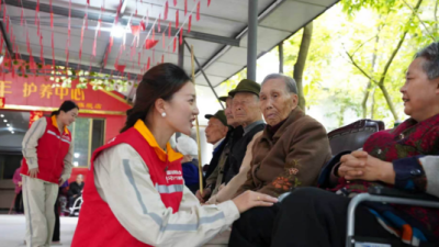 State Grid Dianjiang's "Red Vests" Champion Care for the Elderly and Children