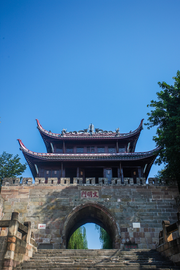 文化中国行·长江之歌 | 江水奔涌，古城墙边听历史涛声