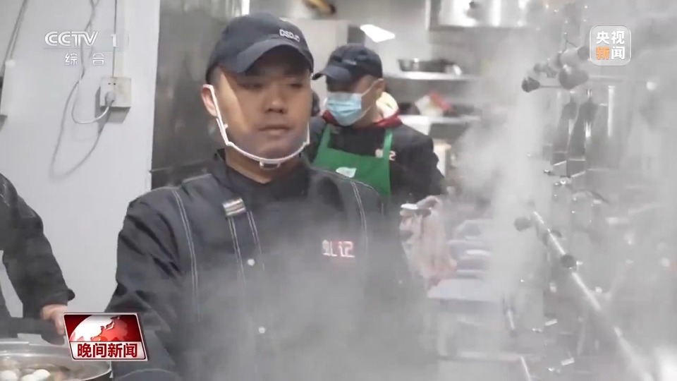 文化中国行·青春匠心丨三位厨师三种火候 掌勺之间现匠心