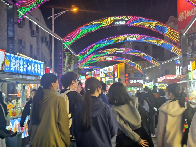 台胞夜游青岛濠洼步行街 赞青岛人可爱又诚信（组图）（两岸关系）_fororder_1