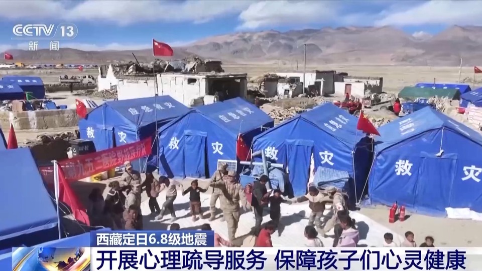 子弟兵变身震区“孩子王” 兵姐姐抱起小朋友接受采访超有爱