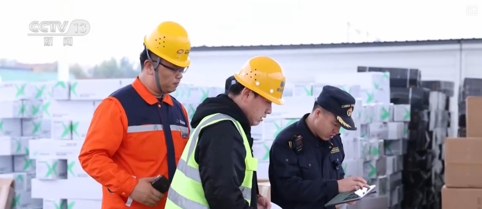 新能源汽车→油泼面、立柱架梁→联通万里，“钢铁驼队”有新变！