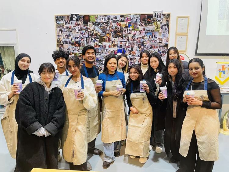 资讯有故事丨全国人大代表张婧婧：以瓷为媒“向世界讲述美美与共的中国故事”