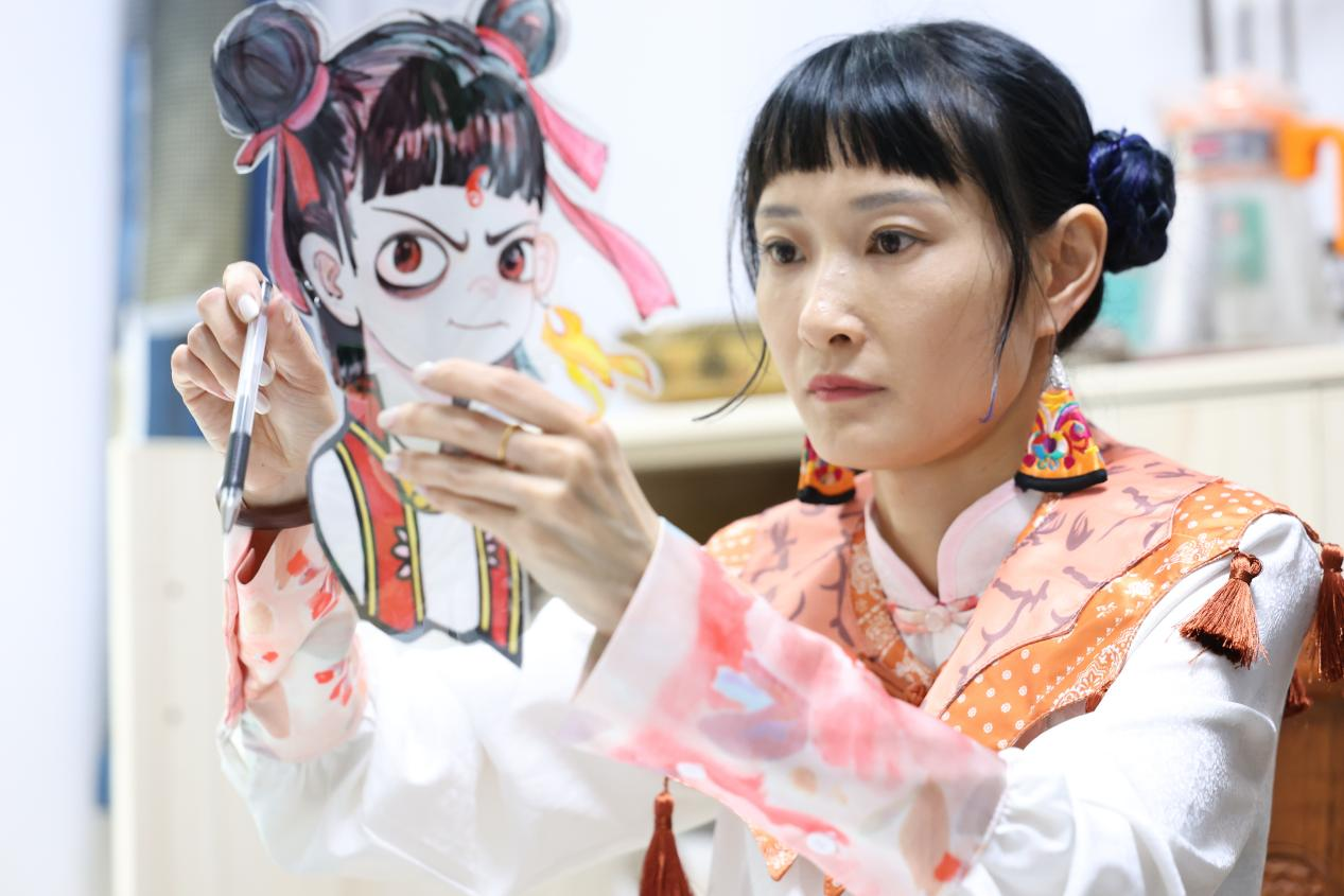 当国漫经典遇上传统皮影 湖南衡山县非遗传承人巧手重塑"魔童哪吒"_fororder_图片5