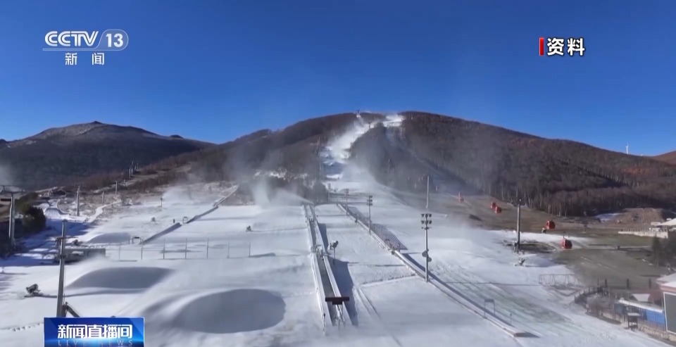 河北崇礼滑雪场“开板” 爱好者排队体验新雪季“第一滑”