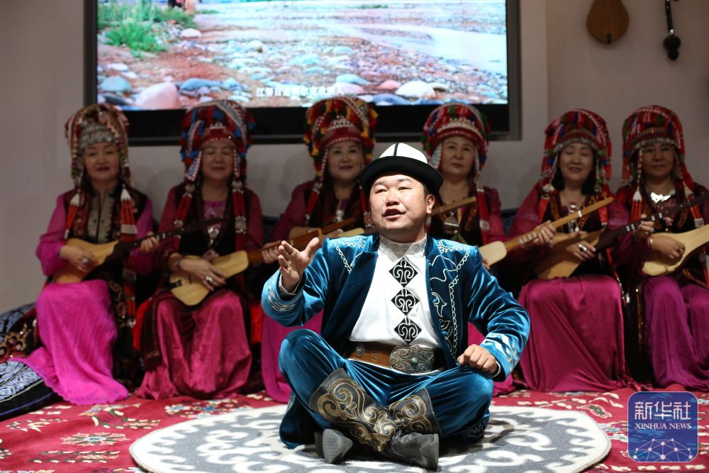 砥砺奋进七十载 天山南北谱华章丨95后《玛纳斯》传承人传唱英雄史诗