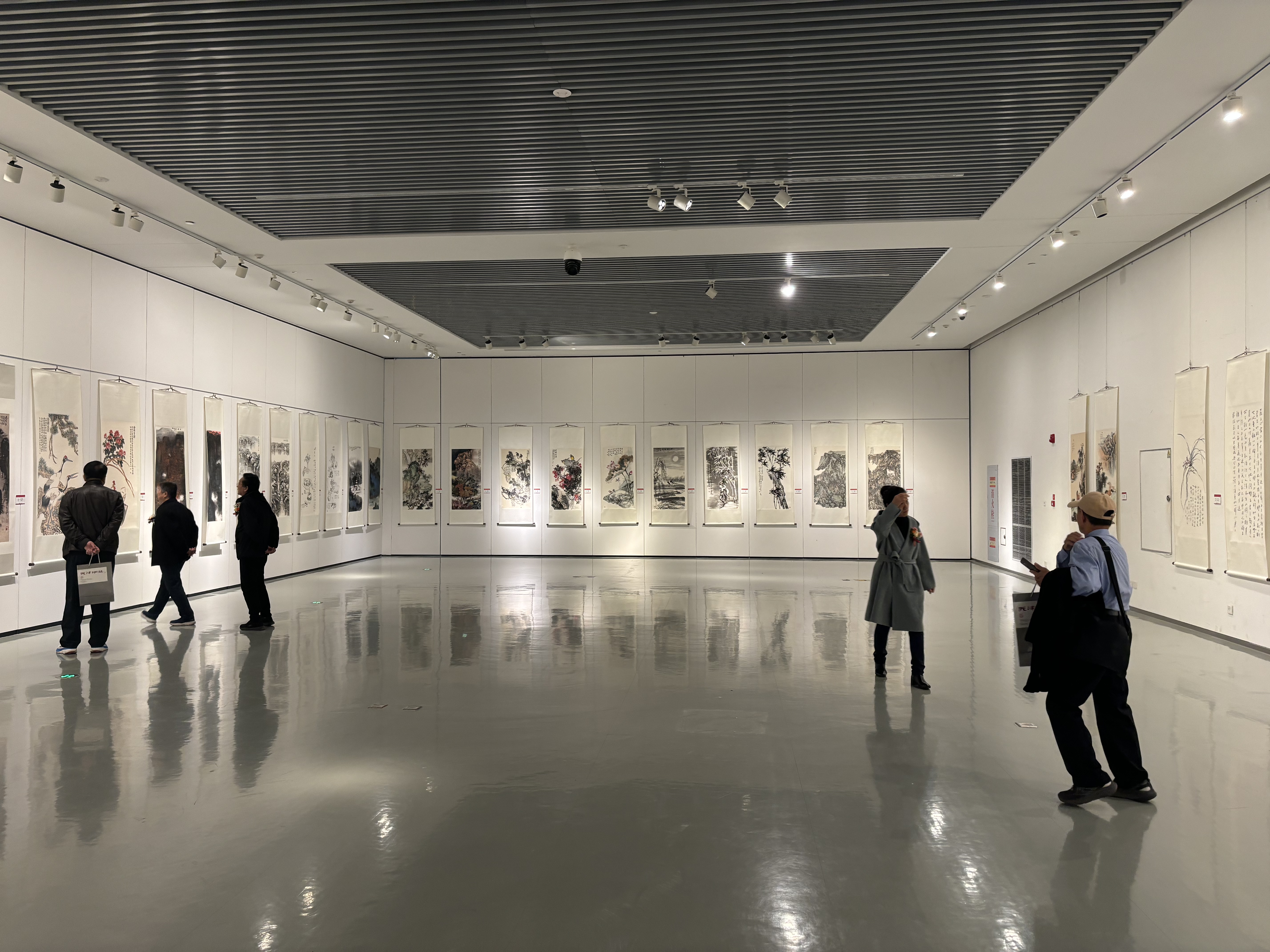 “墨语流觞”天津湖社美术家作品展在天津滨海美术馆开幕