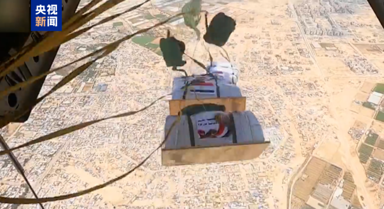 埃及向加沙地带空投数吨援助物资