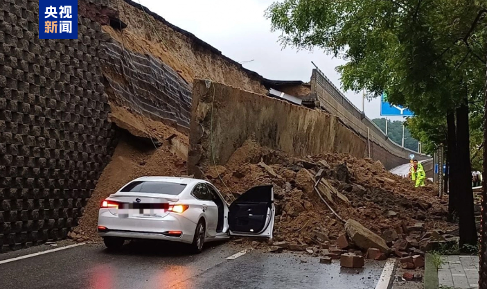 韩国中西部地区遭遇强降水 造成2人死亡