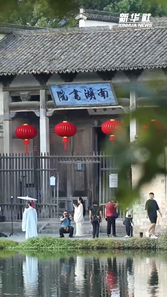 vlog：宏村的月沼，映着黄山的云