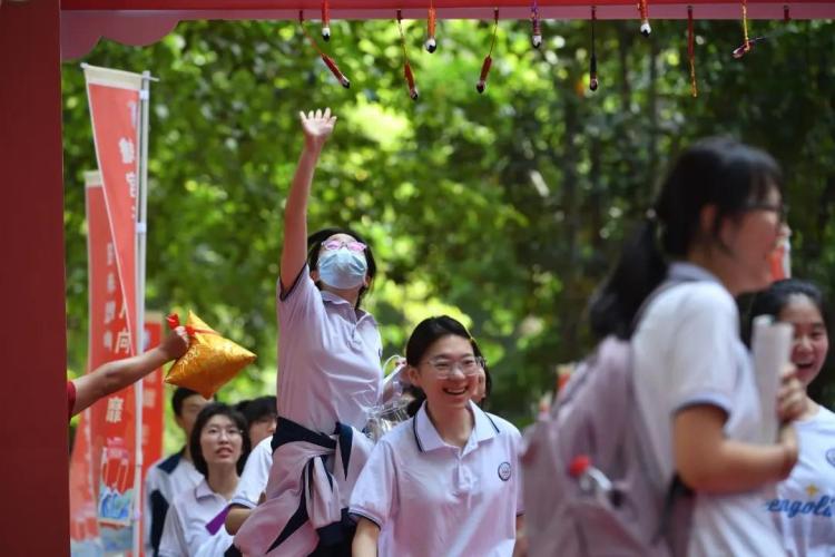 这些高考送考名场面 满满都是仪式感