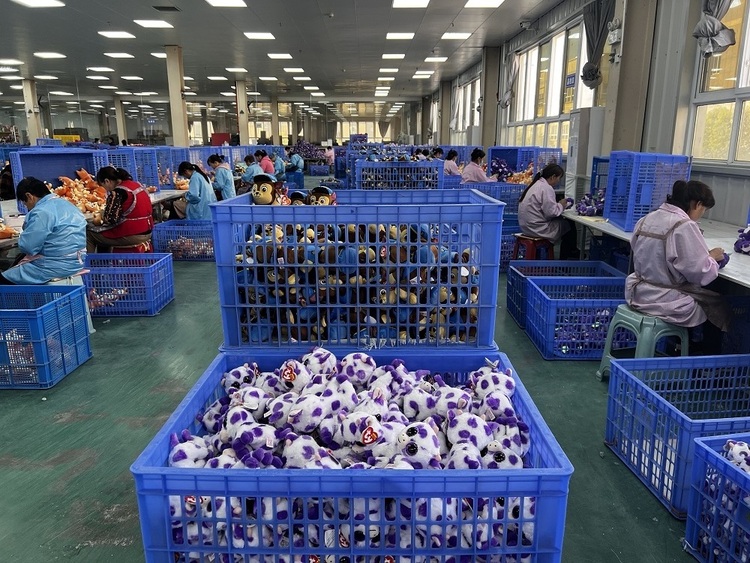 家门口的世界丨小玩具走向世界大舞台——每年上亿只毛绒玩具从这里销往全球