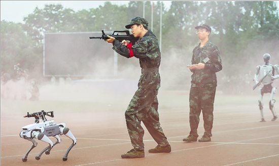 机器狗陪你军训_fororder_zjrb2025091200002v01b002