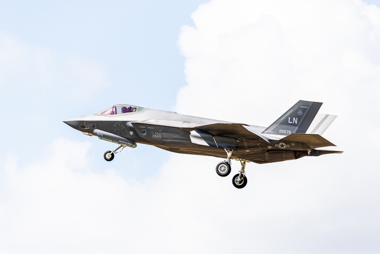 美军在中东集结摆出作战姿态 伊朗总统表示不会屈服于霸凌和胁迫