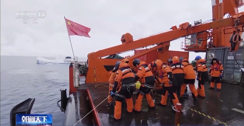 我国首套南极生态潜标顺利回收 看科考队员如何“大海捞球”