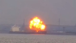 美国巴尔的摩一运煤货船爆炸起火 现场浓烟滚滚_fororder_b258d321617044fab85fc0074c7b338d