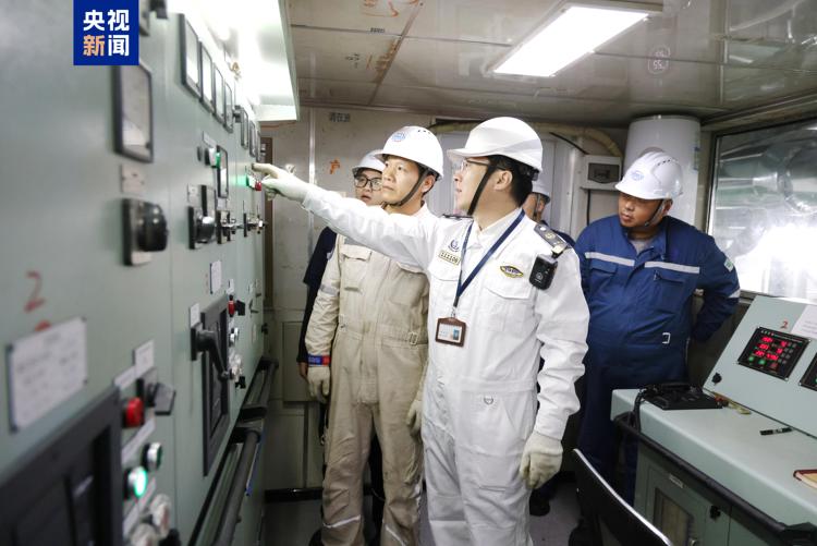 预计春运前投入运营 琼州海峡首艘新能源汽车专用运输平板船接受“体检”