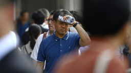 日本多地遭遇高温 首次出现“酷暑日”