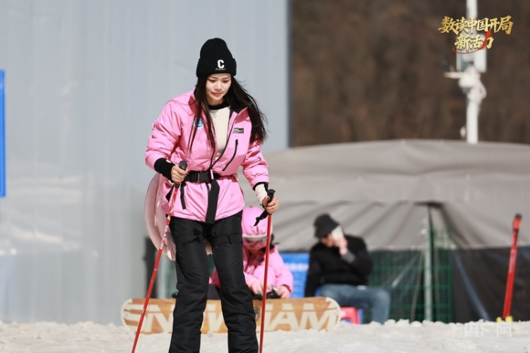 数读中国开局新活力 |  3个月、10万游客、1000万增收：冰雪经济让小镇“热”出新高度