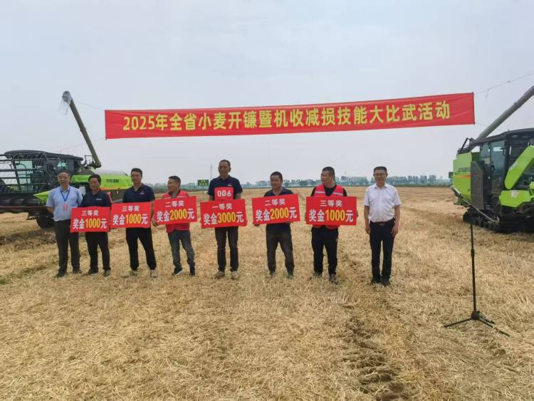 安徽：小麦主产区大面积机收作业正式开启_fororder_大比武现场1