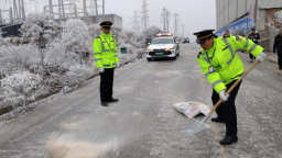 冰雪阻途不阻爱 湖南隆回同心破冰护平安