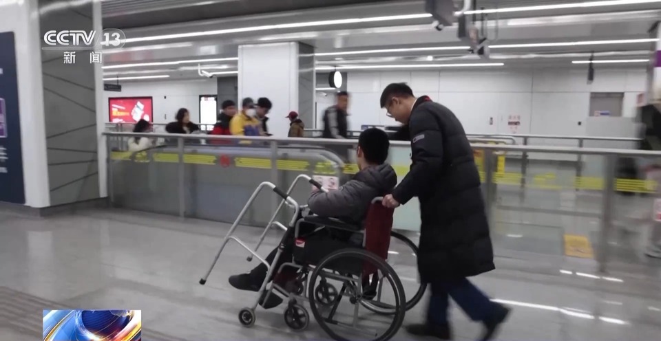 地铁员工暖心接力陪护一整年 脑瘫少年：“不再对路上的未知感到害怕”