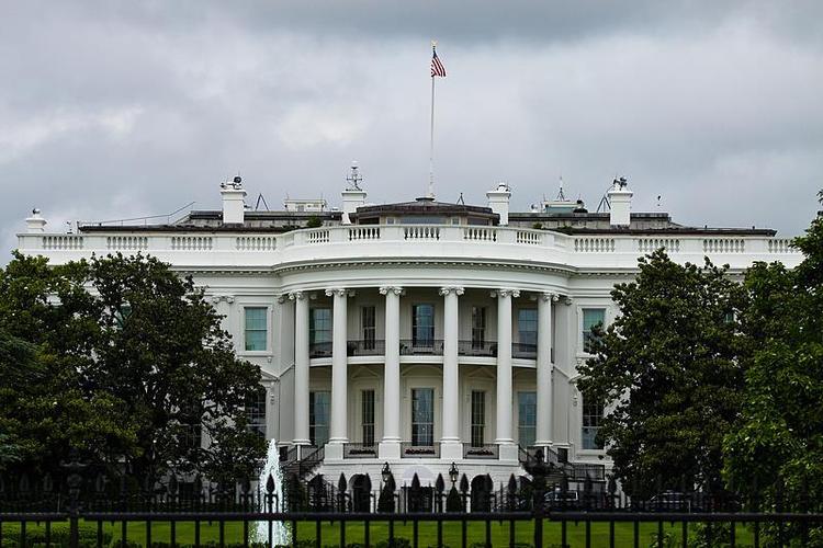 美国特勤局在白宫附近开枪击伤一名携带枪支的男子