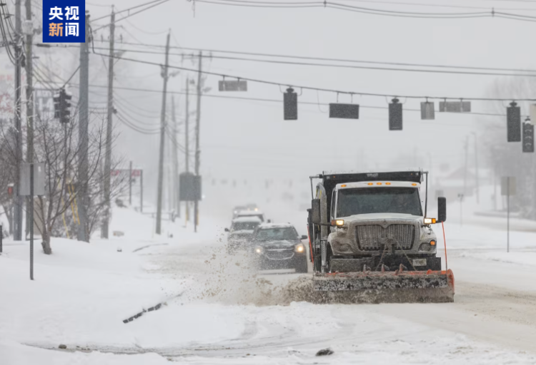 美国东南沿海多地遭遇数十年来最强风雪与风暴潮