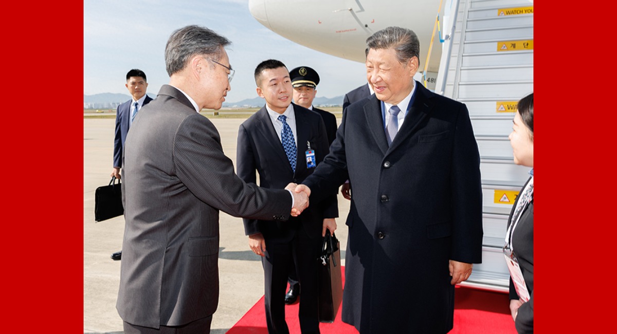 习近平抵达韩国出席亚太经合组织第三十二次领导人非正式会议并对韩国进行国事访问_fororder_1761808919560_10