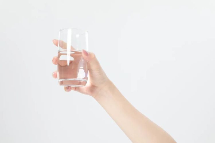 多喝水就能防秋燥……是真是假？｜谣言终结站