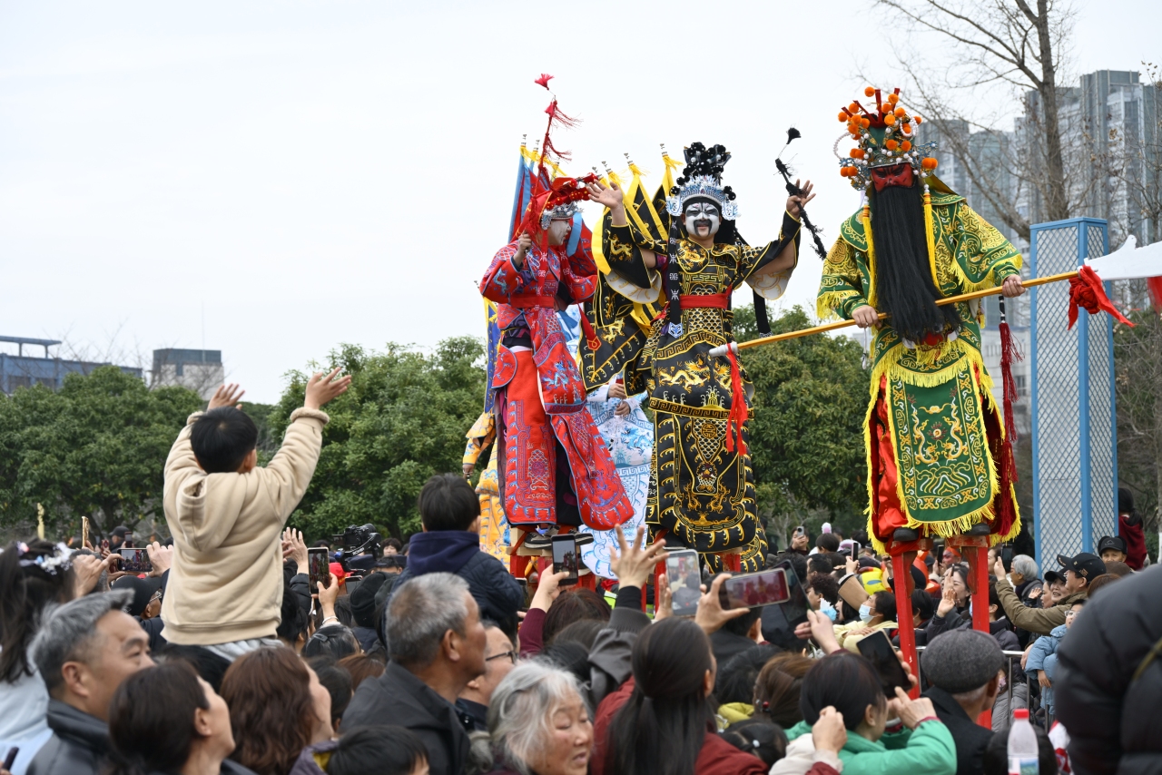 A North–South Folk Fusion for the Lantern Festival: Tonglu's Grand Folk Street Parade Lights Up the City_fororder_微信图片_20260302092121_20_477
