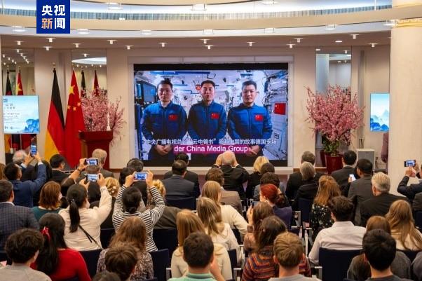 广受赞誉！《窗外是蓝星》宣传片在德国多地亮相