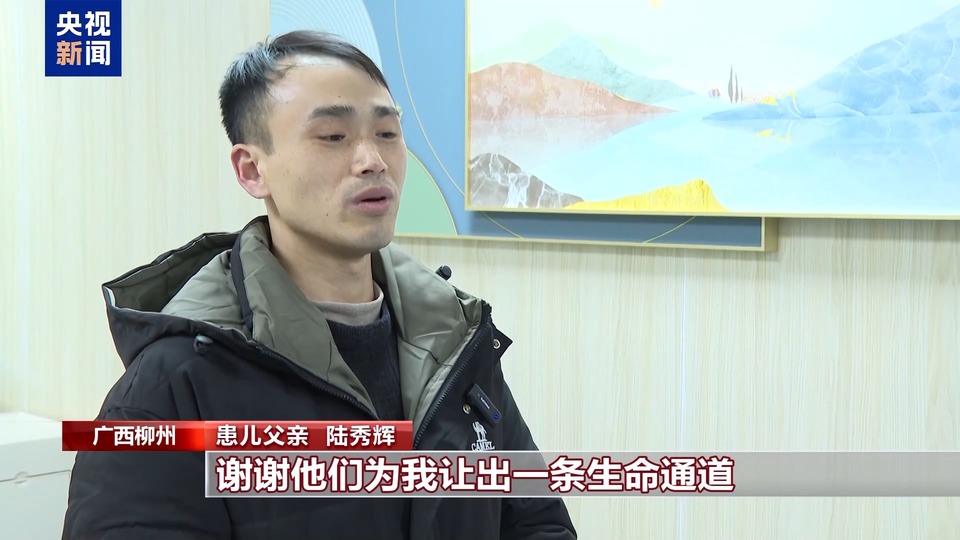 1.7公斤病重女婴急救途中遇堵车 司机齐刷刷45°角转向让出生命通道