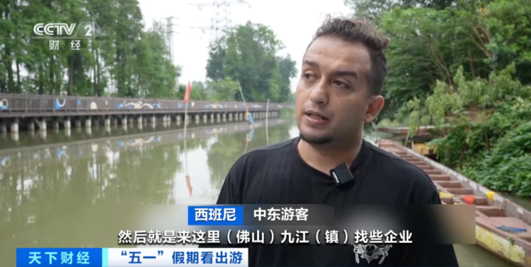 旅游+购物 外国人提着行李箱来“扫货”