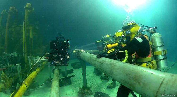 青春不打烊丨揭秘！这部春节档大片背后的无人机特种拍摄团队