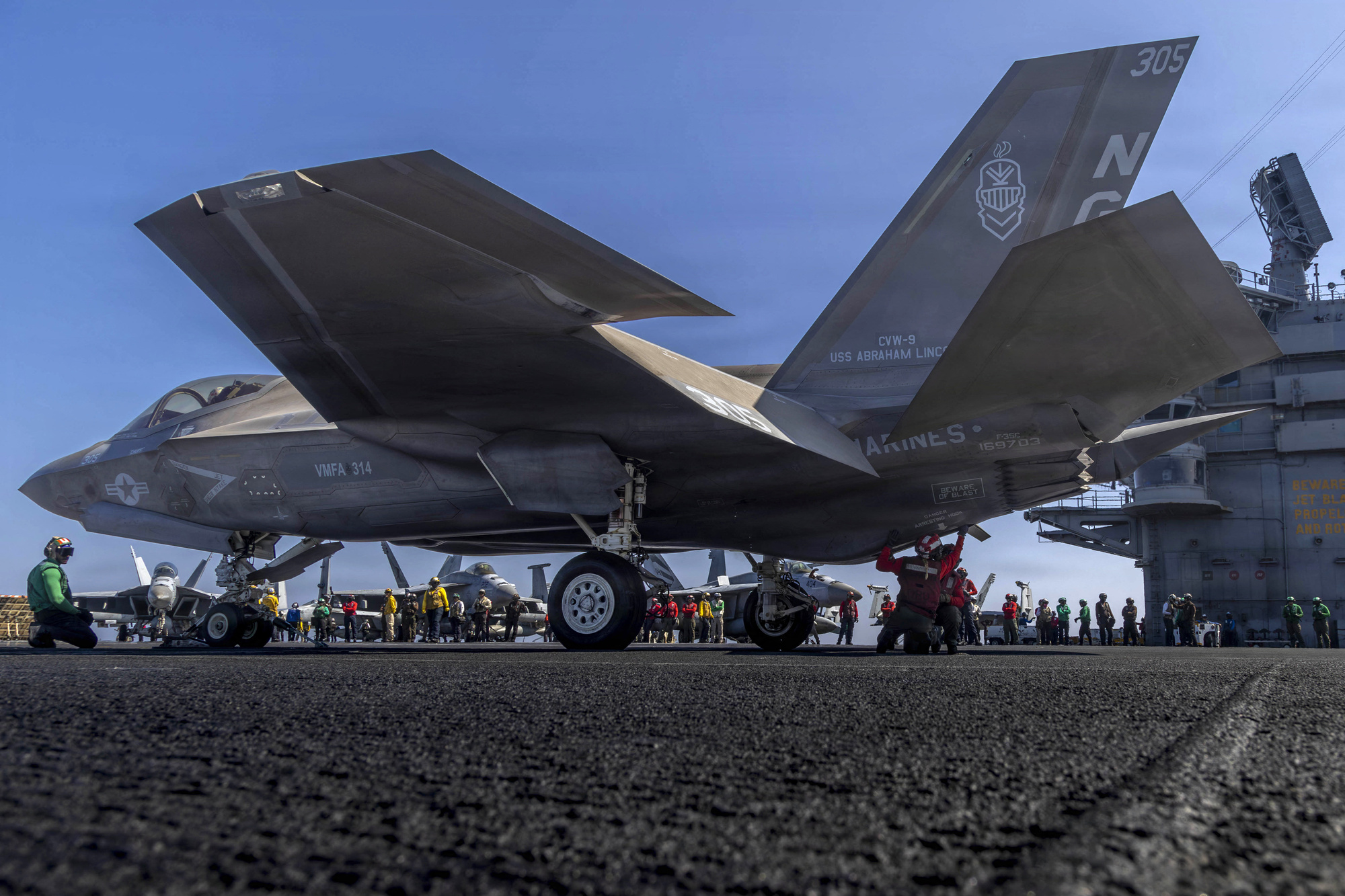 美军在中东集结摆出作战姿态 伊朗总统表示不会屈服于霸凌和胁迫