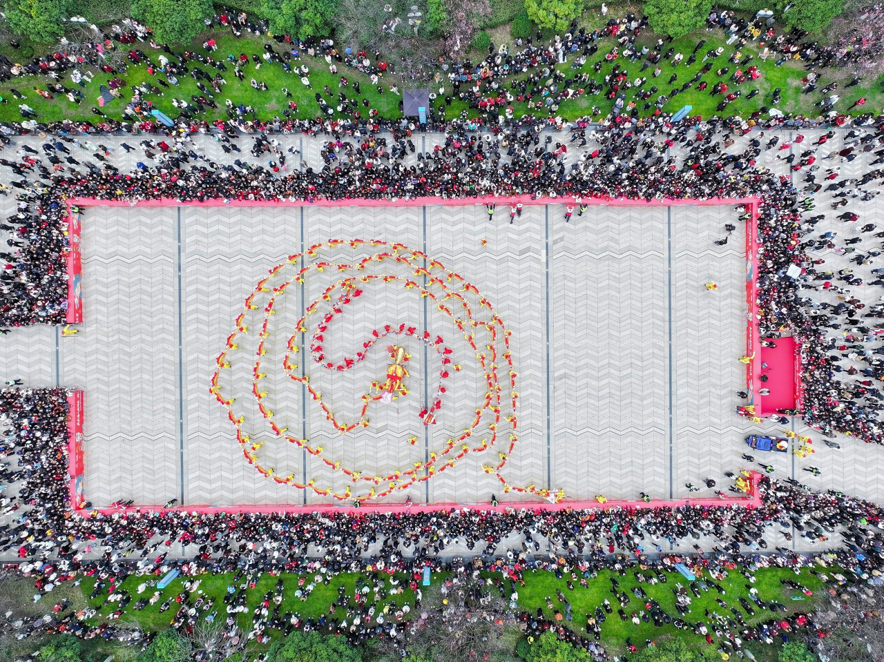 A North–South Folk Fusion for the Lantern Festival: Tonglu's Grand Folk Street Parade Lights Up the City_fororder_微信图片_20260302092111_8_477