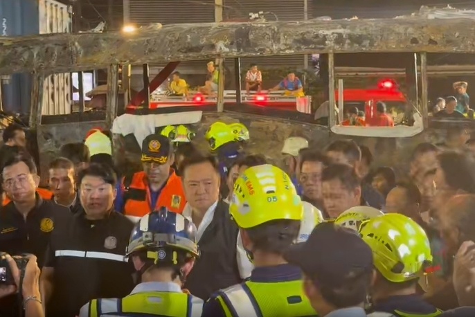 泰国总理下令彻查火车与公交车相撞事故