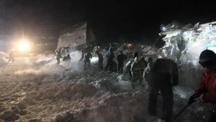 视频丨俄罗斯北高加索山脉一峡谷发生雪崩 11名登山者遇难
